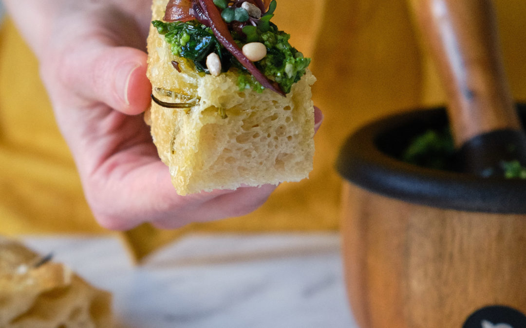 Focaccia a pesto z medvědího česneku