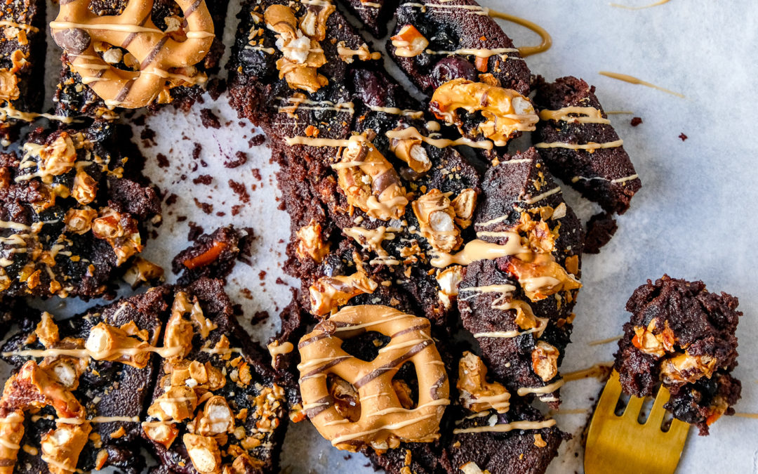 Odlehčené brownies s lesními borůvky a preclíky ve slaném karamelu